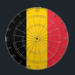 Tafel mit Flagge Belgiens Dartscheibe<br><div class="desc">Mit unserem Dart-Board mit der Flagge Belgiens verwandeln Sie Ihren Spielraum in eine Hommage an das Belgische Erbe! Dieses mit viel Liebe zum Detail gestaltete Dartboard zeigt stolz die schwarzen, gelben und roten Streifen der belgischen Flagge, die die reiche Geschichte und den kulturellen Stolz der Nation symbolisieren. Ob Sie belgische...</div>