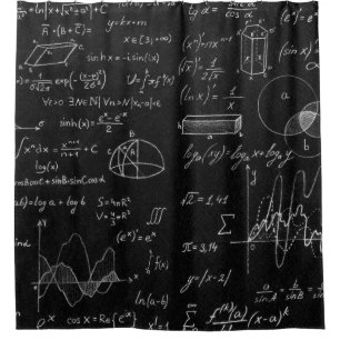 Tafel mit wissenschaftlichen Formeln und Duschvorhang