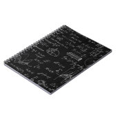 Tafel mit wissenschaftlichen Formeln und Notizblock (Linke Seite)