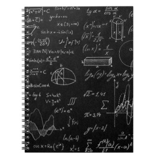 Tafel mit wissenschaftlichen Formeln und Notizblock
