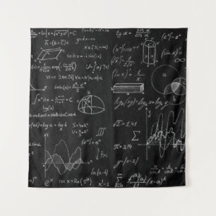 Tafel mit wissenschaftlichen Formeln und Wandteppich