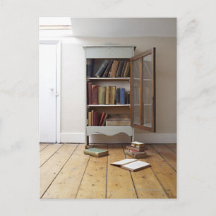 Tafel voller Bücher. Postkarte