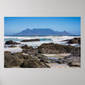 Tafelberg mit Strand und Felsen Poster (Vorne)