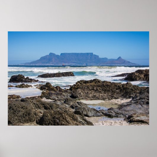 Tafelberg mit Strand und Felsen Poster (Vorne)
