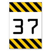 Tafelkarte mit schwarzem und gelbem Streifen Tischnummer (Vorderseite)