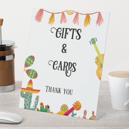 Tafelzeichen für Kaktus und Karten im Brautparty Sockelschild (In Situ)