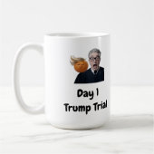 Tag 1 Trump-Prozess Kaffeetasse (Links)