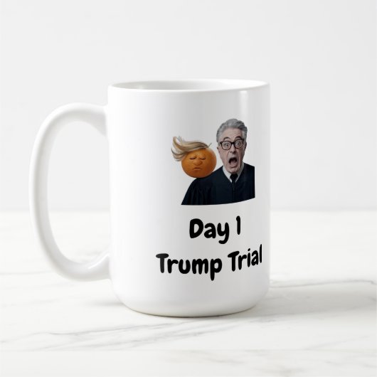 Tag 1 Trump-Prozess Kaffeetasse (Links)