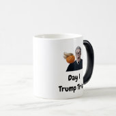 Tag 1 Trump-Prozess Verwandlungstasse (VorderseiteRechts)
