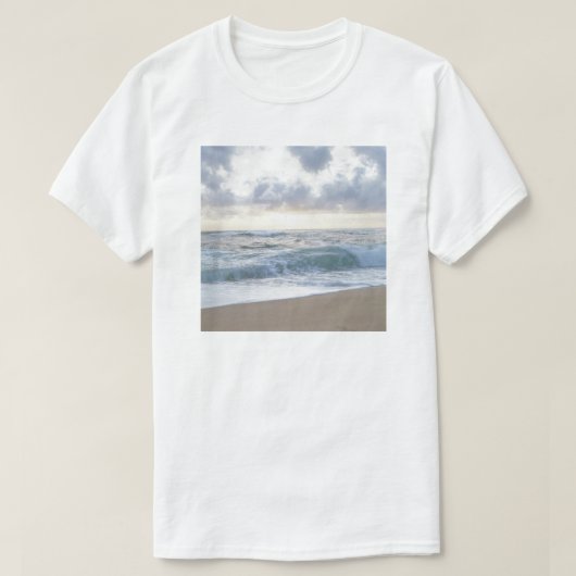 Tag am klaren Strand T-Shirt (Design vorne)
