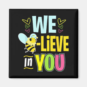 Tag Bee Testing Shirts für Frauen Lehrerin glauben Magnet