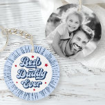 Tag der besten Papa je Foto blauen Retro-Väter Schlüsselanhänger<br><div class="desc">Schlüsselanhänger mit dem Text "Best Daddy ever" in einem Retro-Schriftart,  und anpassbares Foto auf der Rückseite. Blauer Sonnenbrand.</div>