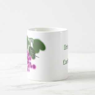 Tag der Erde. lila Trauben und grüne Blätter Kaffeetasse