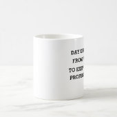 Tag, der von einer Tasse trinkt, um Sachen (Mittel)