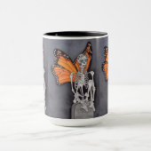 Tag des Toten Halloween-Schmetterlingsschuhskelett Tasse (Zentrum)