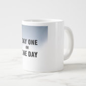 Tag eins oder Ein Tag Jumbo-Tasse (Vorderseite Rechts)