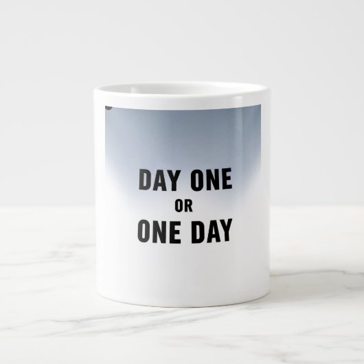 Tag eins oder Ein Tag Jumbo-Tasse (Vorderseite)