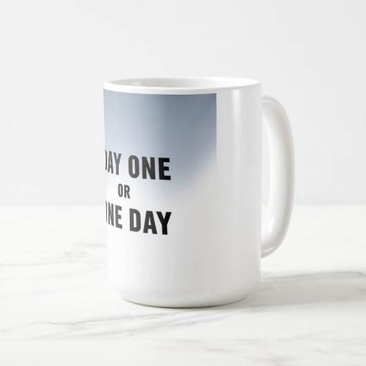 Tag eins oder Ein Tag Kaffeetasse (VorderseiteRechts)