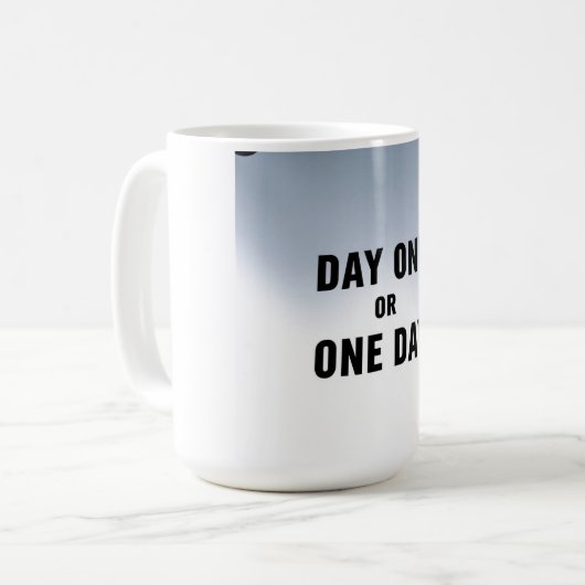 Tag eins oder Ein Tag Kaffeetasse (Vorderseite Links)