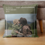 Tagesgeschenk für personalisierte Fotos Kissen<br><div class="desc">Machen Sie diesen Muttertag unvergesslich mit unserem Personalisierten Foto Geschenk auf Zazzle! Feiern Sie die besondere Bindung zwischen Ihnen und Ihrer Mutter mit einem herzlichen Sake, den sie für immer schätzen wird. Laden Sie einfach Ihr Lieblings-Foto hoch, und wir erstellen ein atemberaubendes, benutzerdefiniertes Produkt, das Ihre wertvollen Erinnerungen zusammen erfasst....</div>