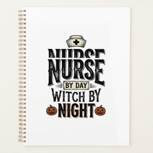 Tagespflegekraft, Hexe bei Nacht Halloween-Shirt-D Planer