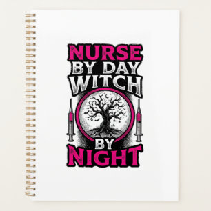 Tagespflegekraft, Hexe bei Nacht Halloween-Shirt-D Planer