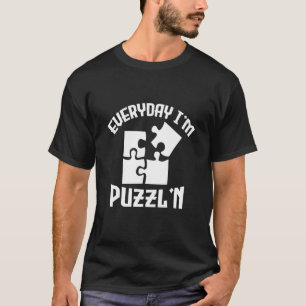 Täglich bin ich verwirrt   Jigsaw Puzzle Master Pu T-Shirt
