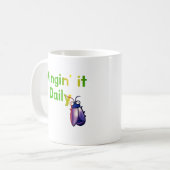 Täglicher lustiger Käfer-Humor Wingin It Kaffeetasse (Vorderseite Links)