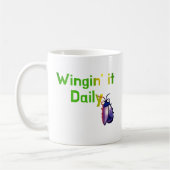 Täglicher lustiger Käfer-Humor Wingin It Kaffeetasse (Links)