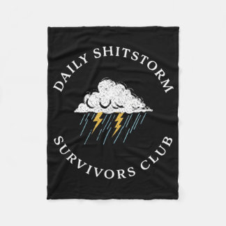 Täglicher Shitstorm-Überlebender Club lustig sarka Fleecedecke