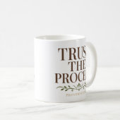 Tägliches Glaubensdevotional: Vertraue dem Prozess Kaffeetasse (VorderseiteRechts)
