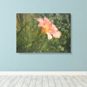 Taglilie in sonnenverwüsteten Leinwänden Leinwanddruck (Insitu (Holzboden))