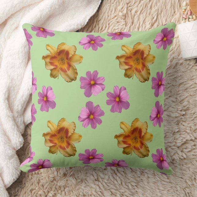 Taglilien und Kosmos-Blume im grünen Hintergrund Kissen (Decke)