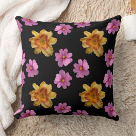 Taglilien und Kosmos-Blume im schwarzen Hintergrun Kissen