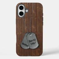 Tags des Militärhundes auf dem iPhone-Fall "Wood C