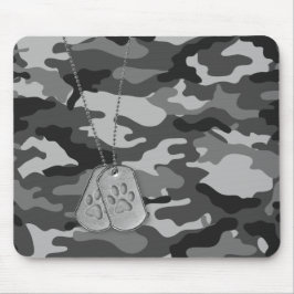 Tags für Militärhunde mit Paw-Prints auf Camouflag Mousepad