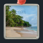 Tahiti Sand Beach Blue Sky Palm Trees Ornament Aus Metall<br><div class="desc">Tahiti Sand Beach Blue Sky Palm Bäume Schöner Sandstrand mit blauem Himmel und grünen Palmen. Dies ist ein Ferienort,  den jeder Liebe machen würde. Wenn Sie bereit sind,  irgendwo am Strand zu sein,  genießen Sie dieses Foto und träumen davon,  dort zu sein. Perfektes Souvenirgeschenk.</div>