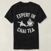 Tai Chi Experte in Chai Tea Martial Arts Barista T-Shirt (Design vorne)