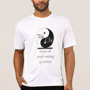 Tai-Chi - nicht gerade alte Leute, die oben auf T-Shirt