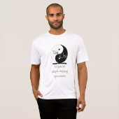 Tai-Chi - nicht gerade alte Leute, die oben auf T-Shirt (Vorne ganz)