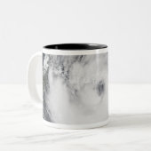 Taifun Chaba im Western des Pazifischen Ozeans Zweifarbige Tasse (Vorderseite Links)