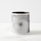 Taifun Chaba im Western des Pazifischen Ozeans Zweifarbige Tasse (Mittel)