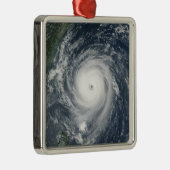 Taifun Longwang nähert sich Taiwan Silbernes Ornament (Rechts)
