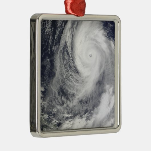 Taifun Lupit 2 Silbernes Ornament (Rechts)