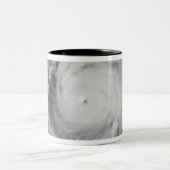 Taifun Maemi im Western des Pazifischen Ozeans Zweifarbige Tasse (Mittel)