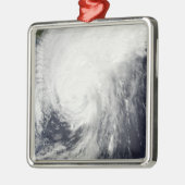 Taifun Melor nähert sich Japan Silbernes Ornament (Links)