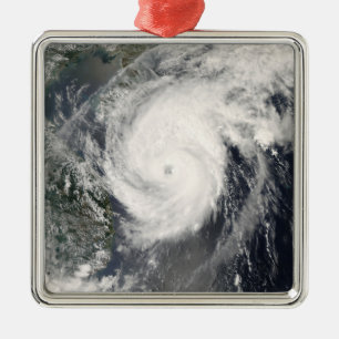 Taifun Neoguri nähert sich China 2 Ornament Aus Metall