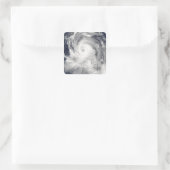 Taifun Tingting über der Insel Nord-Mariana Quadratischer Aufkleber (Tasche)