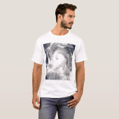 Taifun Tingting über der Insel Nord-Mariana T-Shirt (Vorne ganz)
