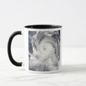 Taifun Tingting über der Insel Nord-Mariana Tasse (Links)